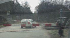 ŠÍLENÉ VIDEO: Závory jsou dole, čeští řidiči ale přejíždějí koleje