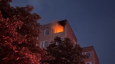 Při požáru bytu v Praze uhořel člověk. Hasiči evakuovali 35 lidí