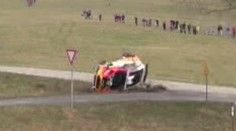 VIDEO: Co si poví posádka rallyového vozu po letu přes střechu?