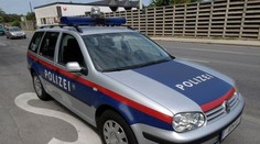 Policie strčila demonstrantovi hlavu pod auto. To se rozjelo!