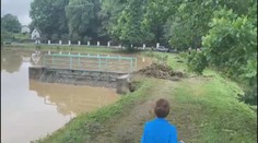 Na Vysočině přetekla hráz rybníku. Hasiči evakuovali 20 lidí