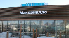 Muž se v Rusku připoutal k pobočce McDonald’s. Chtěl zabránit jejímu zavření