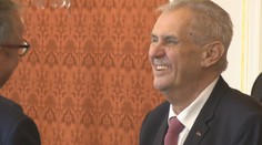 Zeman v Německu žertoval o výšce politiků, debatoval o brexitu