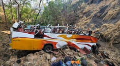 Autobus s mladými hudebníky se v Indii zřítil do rokle, 13 mrtvých