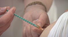 Svět je v očkování před Českem, rozdělení vakcín je prý nespravedlivé