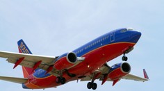 Srážka s ptáky, nefunkční motor a kabina plná kouře. Let se změnil v horor