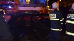 Taxík vjel v Praze přímo pod tramvaj! Řidiče museli vystříhat!