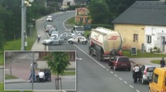Divoká honička v Plzni: Takhle policisté sejmuli grázla na útěku