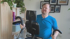 Po napadení se bývalý voják učí opět chodit i mluvit. Karel potřebuje stálou péči