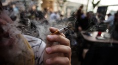 Banální hádka sousedů kvůli kouření se zvrhla, aktérům hrozí vězení