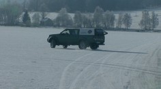 Vjezd pouze na vlastní nebezpečí: Řidiči si zkracují cestu přes zamrzlé Lipno