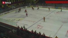 VIDEO: Ťuk a je to tam! Hokejista dal gól hlavou