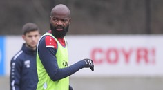 Oblékl dres soupeře, aby si vynutil přestup! Místo toho se nedostal na stadion