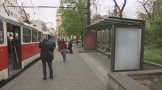 Přístřešky společnosti JCDecaux z pražských zastávek nezmizí