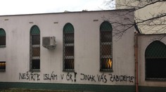 "Nešiřte islám, jinak vás zabijeme!" Policie řeší nápis na mešitě v Brně