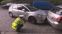 Ženě v Praze ujelo auto s malými dětmi, zastavilo u rušné křižovatky