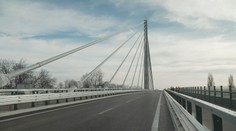 Největší lanový most prochází zátěžovou zkouškou. Je součástí obchvatu Pardubic
