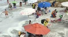 Obří vlna překvapila turisty. Rychle zachraňovali svoje děti!
