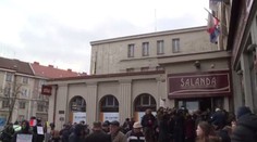 Sjezd ČSSD v domě hrůzy: Plíseň, padající omítka a díra na záchodě