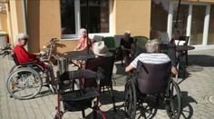 Pečovatelské domy jsou v kritické situaci. Na provoz si musely půjčit