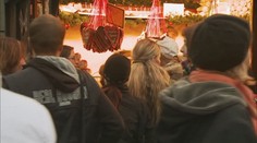 Muž se pokusil na trzích ukrást charitativní kasičku. Zastavil ho dav