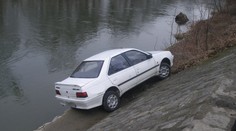 Žena si spletla brzdu se spojkou. Skončila v řece