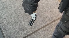 VIDEO: Funkční zbraň i výbušniny. Policie popsala dramatický zásah v Brně