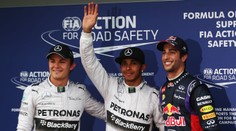 Hamilton urval v Melbourne pole position. Proháněl ho Red Bull, ale ne Vettelův