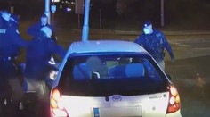Řidič jel jako šílenec, na policisty vytáhl pepřový sprej i obušek