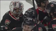 Příště víc kečupu! Hráč NHL snědl hamburger hozený na led!