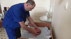 Hrůzné video: Co vy na to? Takhle lékař zacházel s miminkem!