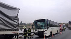 Autobus s 15 pasažéry nedobrzdil, řidiče museli vystříhat hasiči