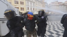 Demonstrace chuligánů se zvrhla! Policie použila vodní děla i slzný plyn