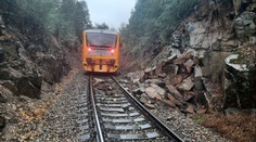 Železniční doprava po celé zemi kolabuje. Provoz stojí na několika tratích