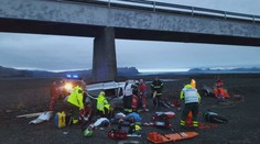 Auto plné lidí se zřítilo z mostu. Zemřeli tři lidé včetně dítěte