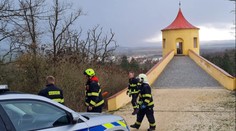 Na ochozu věže na Domažlicku leží mrtvola, volali svědci. Šlo o opilého muže