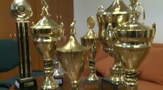 VIDEO: Do Vsetína se vrací hokejové poháry, byly u exekutorů
