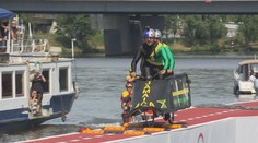 Originální kola, kostýmy a karamboly. V Praze se konal netradiční závod cyklistů