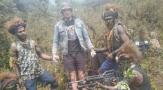 Pilot skončil v zajetí indonéských separatistů. Videa mají dokazovat, že je naživu