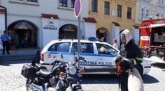 Včely se v centru Kroměříže usadily na motocyklu! Přítrž jim učinili hasiči