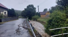 V rozbouřené řece zmizelo auto i s posádkou. Pátrá se už po čtyřech lidech