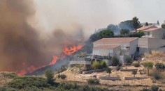Nedaleko Marseille zuří obří požár. Hasiči evakuovali z okolí stovky lidí