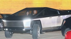 Musk si vyrazil v Cybertrucku. Odjezd z večeře se mu ale vůbec nepovedl