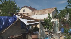 Zničené střechy a potrhané elektrické vedení. Takto řádilo tornádo v Lanžhotě