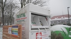 Dva muži chtěli nejspíš vykrást kontejner na textil. Jeden z nich v něm zemřel