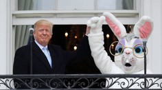Bláznivé velikonoční zvyky v USA: Sjezd na tříkolce i Trump a zajíc