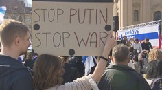"Chci, aby Putin zmizel." Tisíce Rusů v Praze protestovaly proti válce a prezidentovi