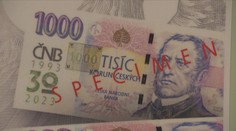 Muž měl inzerovat vzácné bankovky, které neměl. Lidé mu za ně poslali 60 000