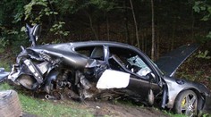 Luxusní porsche rozsekal o mostek: Řidič neměl šanci