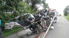 Mladík (19) v BMW narazil do stromu, z auta zůstaly jen trosky